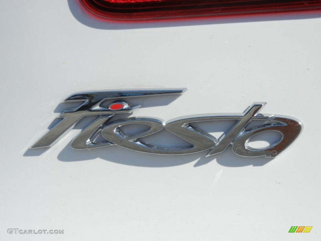 2013 Fiesta SE Sedan - Oxford White / Charcoal Black photo #4