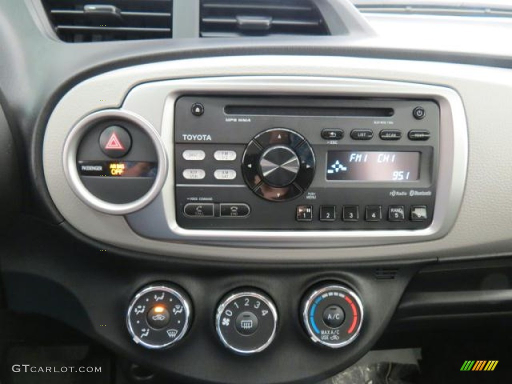 2013 Toyota Yaris L 3 Door Controls Photo #74409974