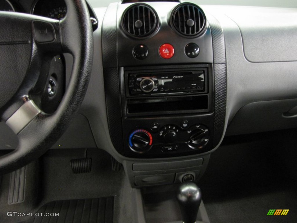 2004 Aveo Sedan - Summit White / Gray photo #19