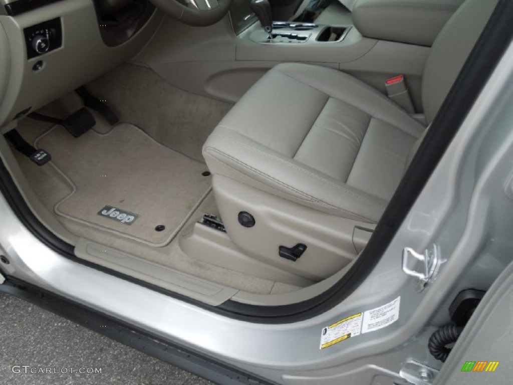 2013 Grand Cherokee Laredo 4x4 - Bright Silver Metallic / Dark Graystone/Medium Graystone photo #8