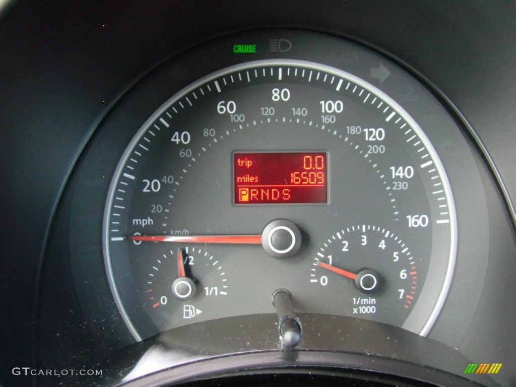 2010 Volkswagen New Beetle 2.5 Coupe Gauges Photos