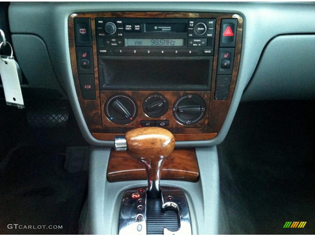 2002 Volkswagen Passat GLS V6 Sedan Controls Photos