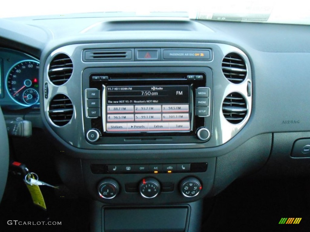2013 Volkswagen Tiguan SE Controls Photo #74477036