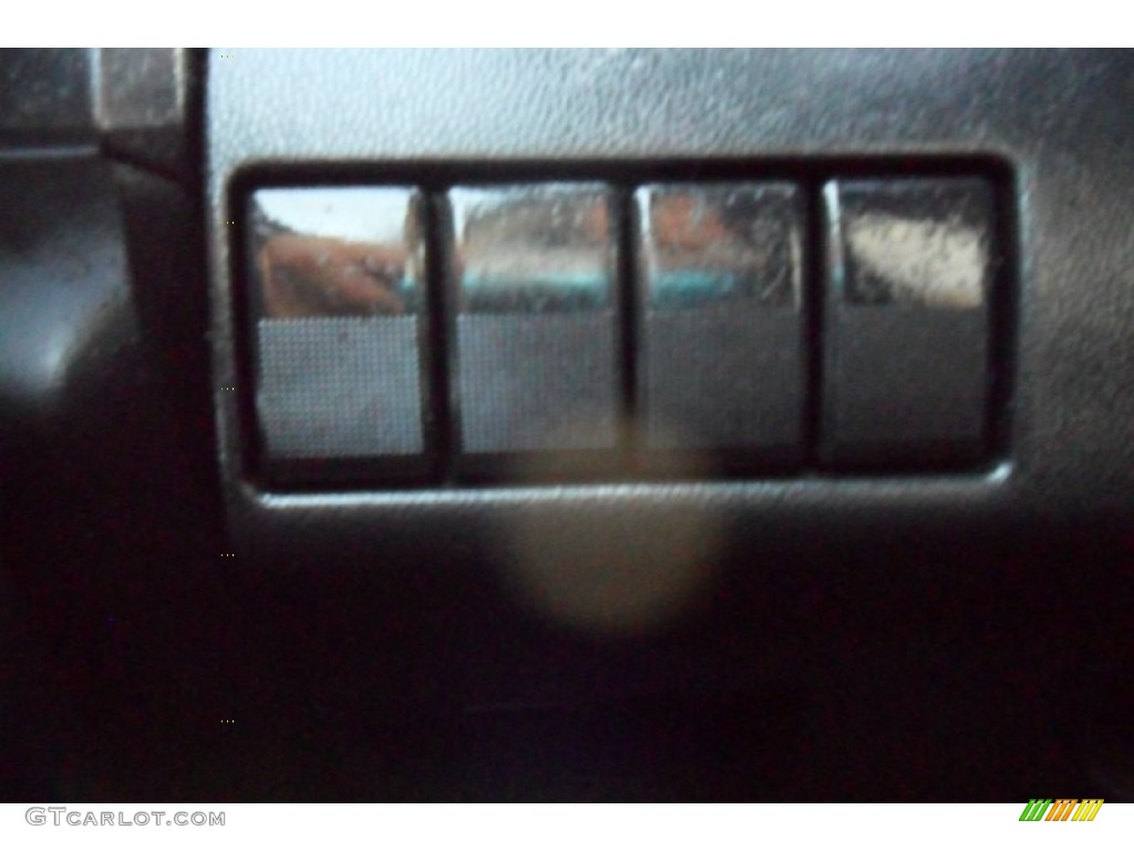 2006 MAZDA5 Touring - Whitewater Pearl / Black photo #36