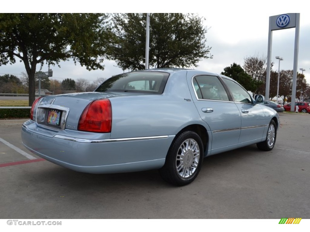 2008 Town Car Signature Limited - Light Ice Blue Metallic / Light Camel photo #5