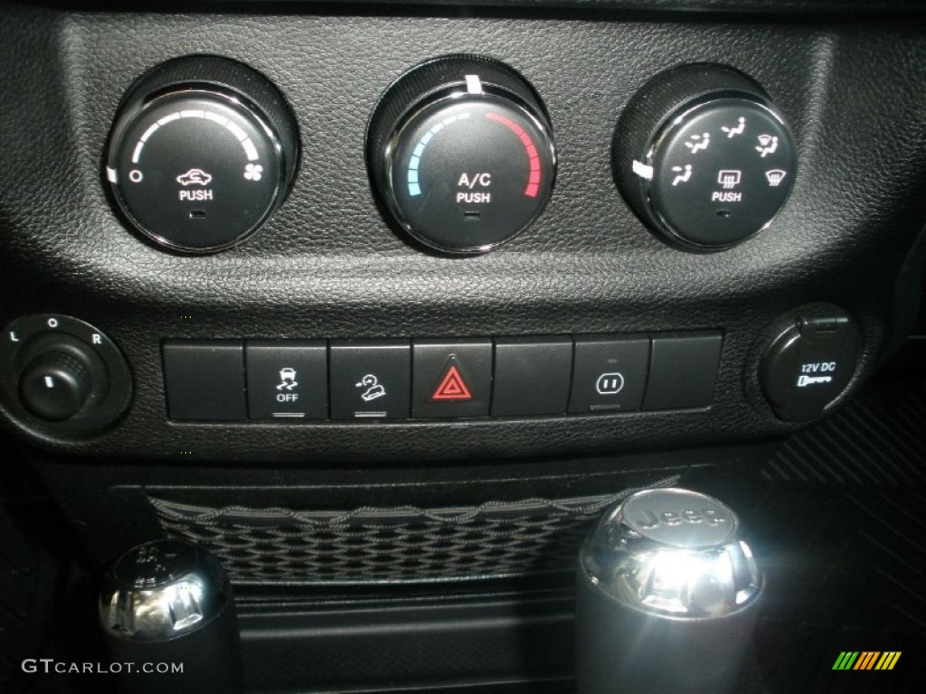 2011 Jeep Wrangler Unlimited Sahara 4x4 Controls Photo #74500955