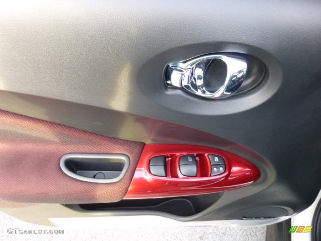 2013 Nissan Juke SL AWD Controls Photos