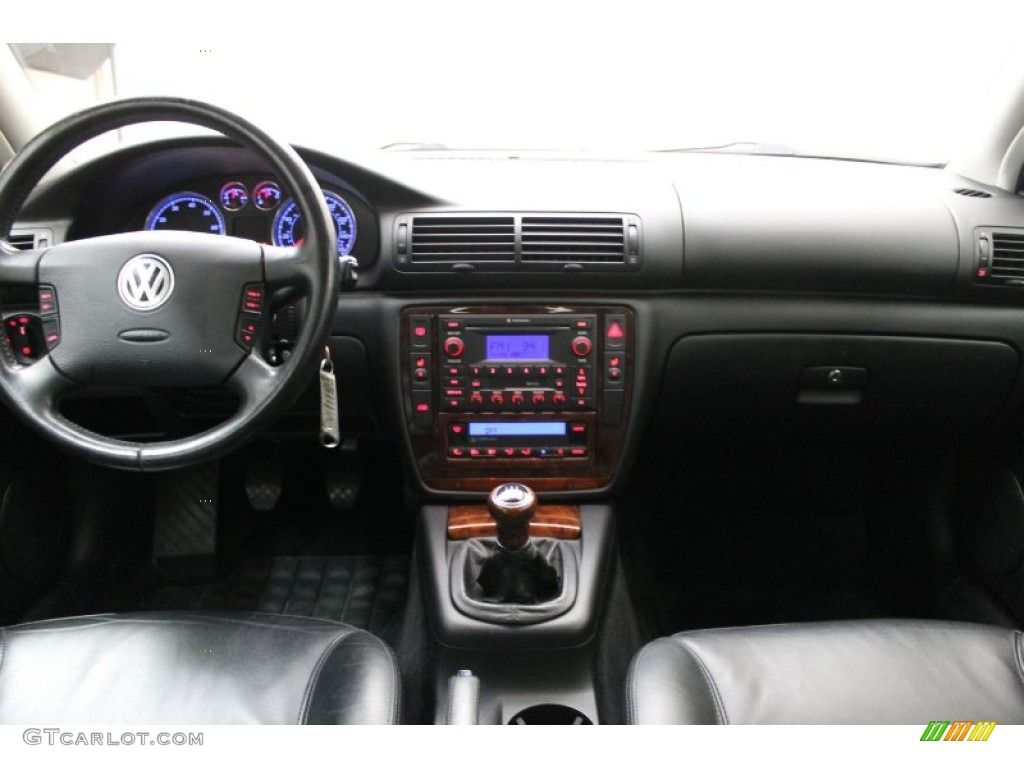 2002 Volkswagen Passat GLX Wagon Black Dashboard Photo #74546322