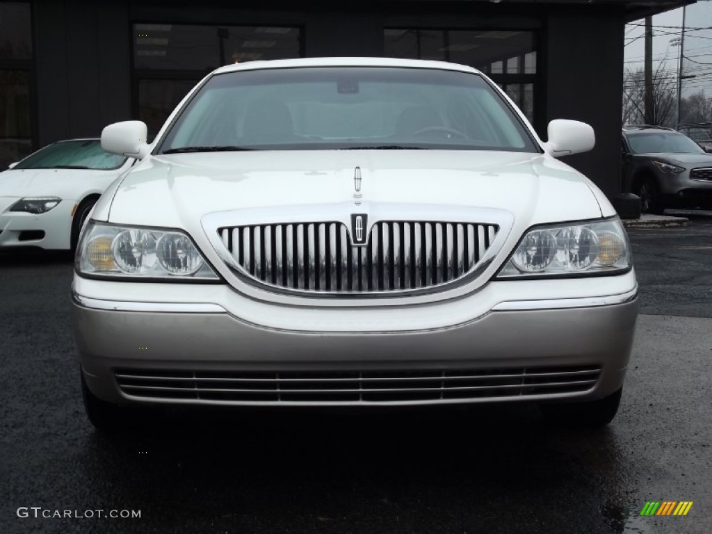 2003 Town Car Signature - White Pearl / Medium Dark Parchment/Light Parchment photo #10