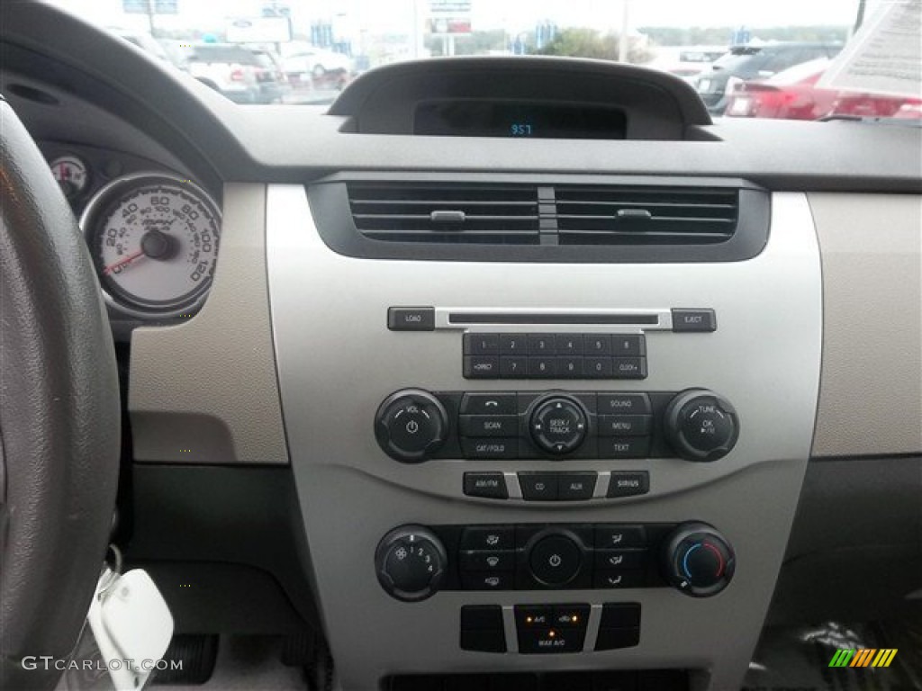 2009 Ford Focus SE Sedan Controls Photo #74563335