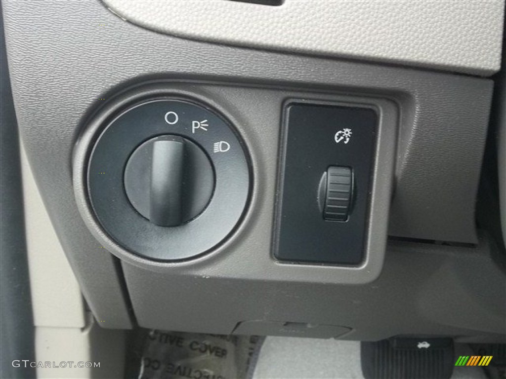 2009 Ford Focus SE Sedan Controls Photo #74563389