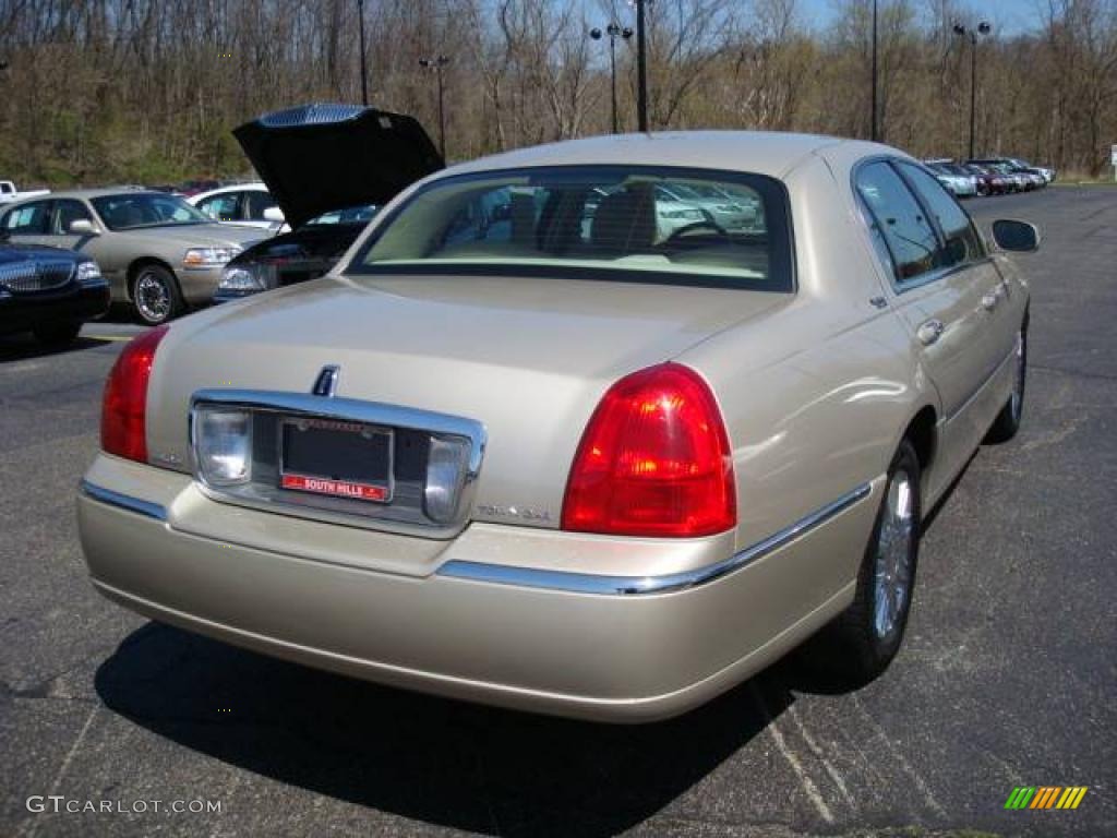 2008 Town Car Signature Limited - Light French Silk Metallic / Light Camel photo #4