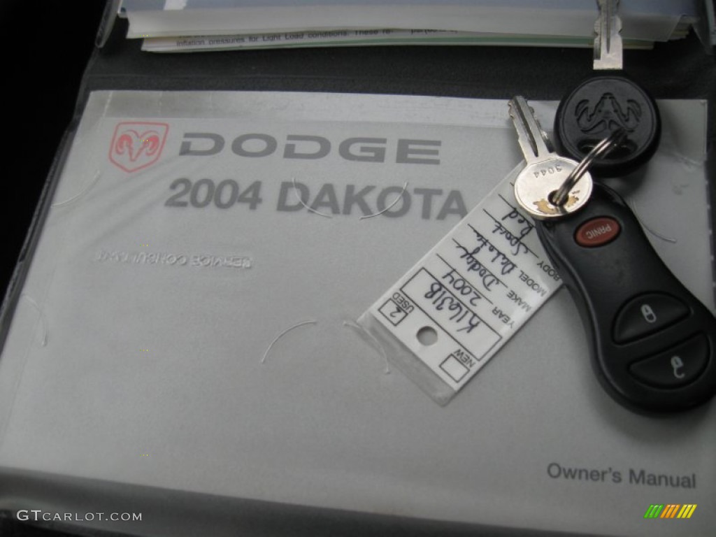 2004 Dakota Sport Quad Cab 4x4 - Flame Red / Dark Slate Gray photo #17