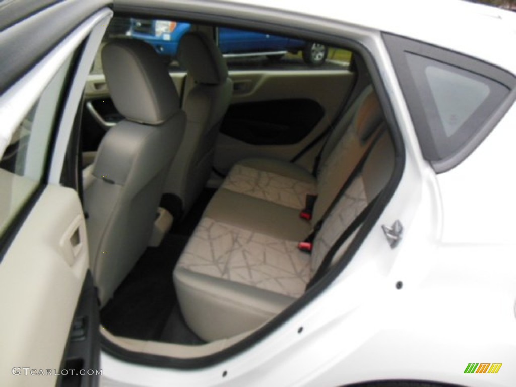 2011 Fiesta SE Hatchback - Oxford White / Light Stone/Charcoal Black Cloth photo #10
