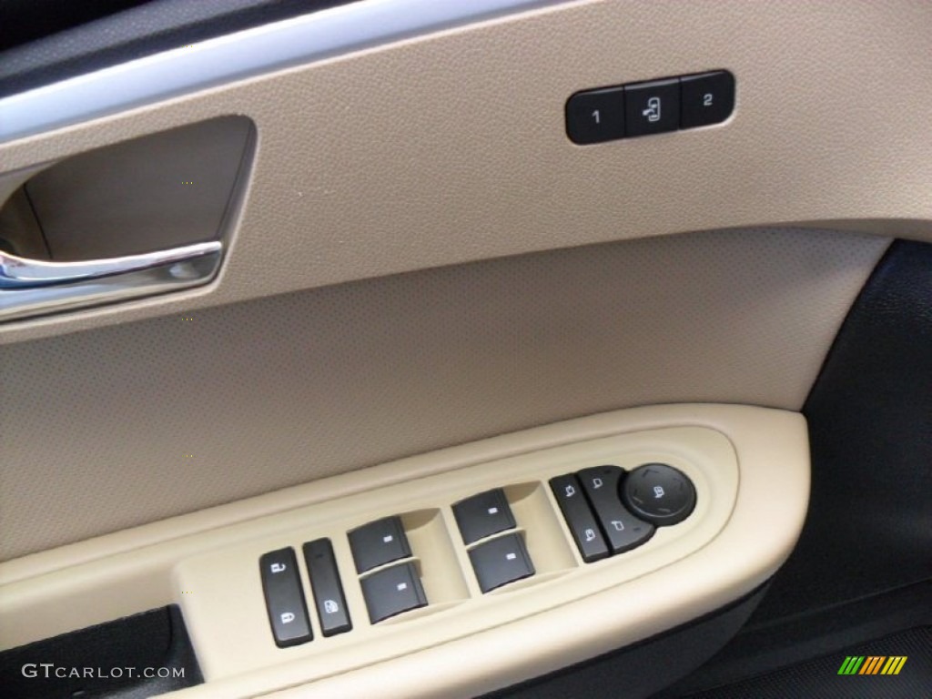 2010 Chevrolet Traverse LTZ AWD Controls Photo #74582636
