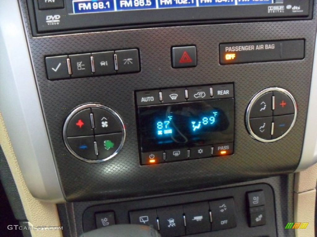 2010 Chevrolet Traverse LTZ AWD Controls Photo #74582733