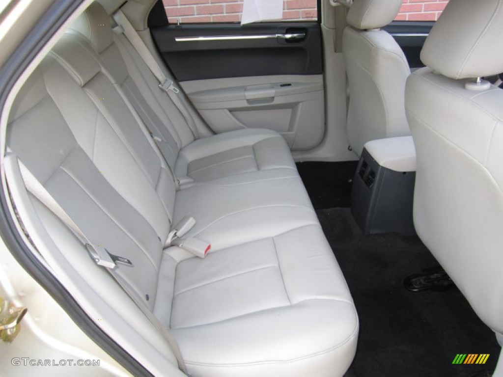 2006 Chrysler 300 Limited Rear Seat Photos