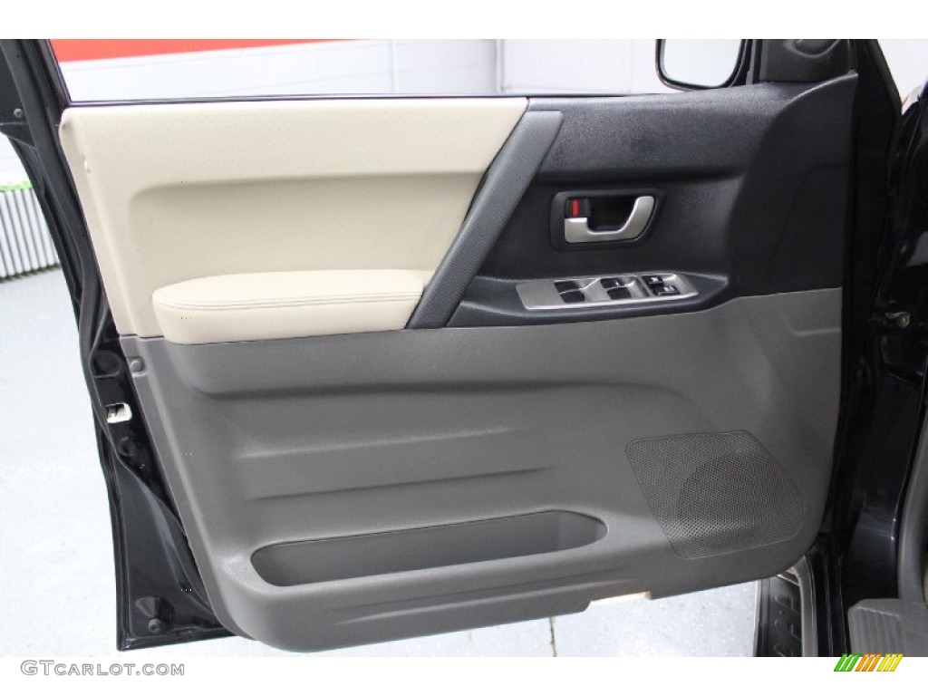 2005 Mitsubishi Montero Limited 4x4 Tan Door Panel Photo #74595755