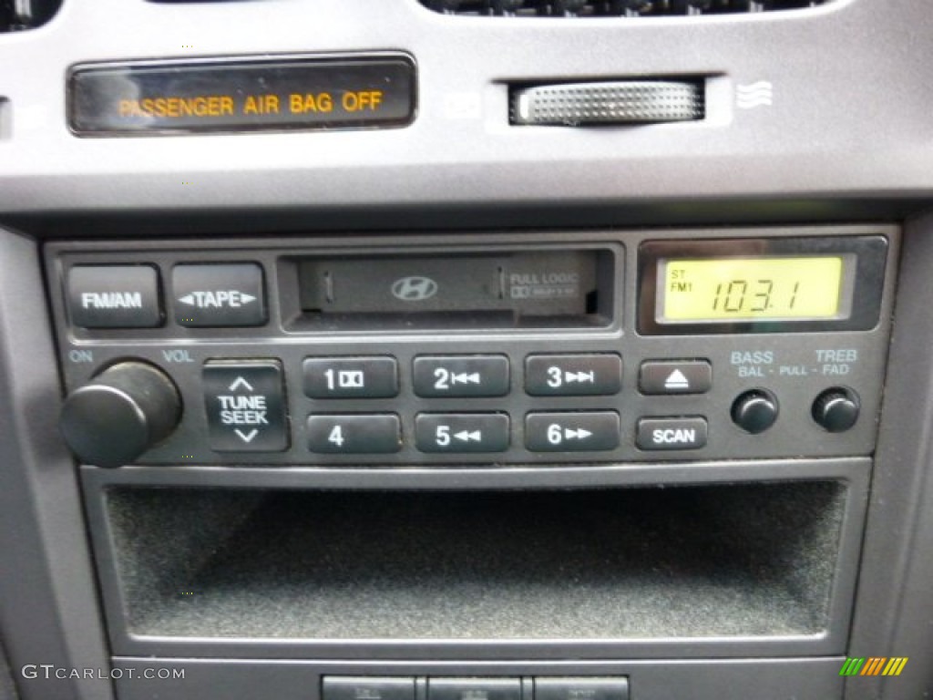 2005 Hyundai Elantra GLS Sedan Audio System Photos