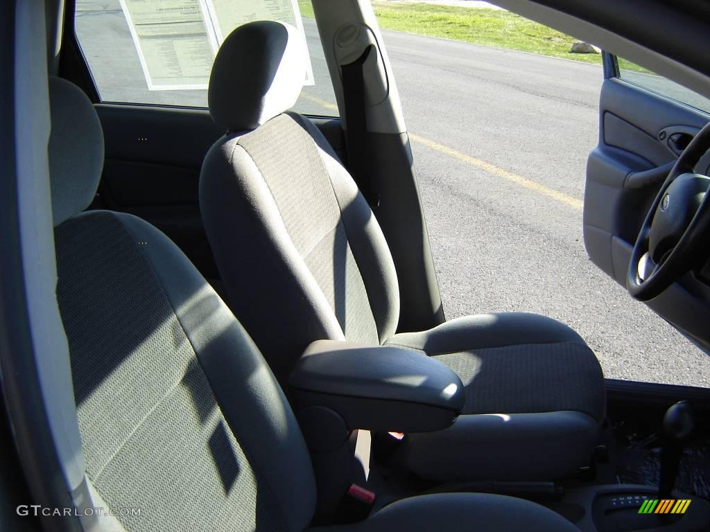 2004 Focus SE Sedan - Liquid Grey Metallic / Medium Graphite photo #9