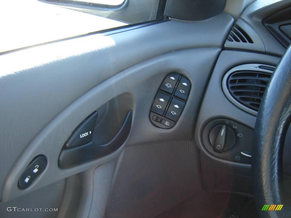 2004 Focus SE Sedan - Liquid Grey Metallic / Medium Graphite photo #11