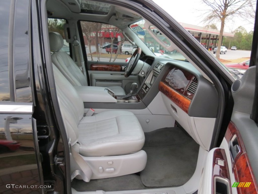 2004 Navigator Luxury - Black Clearcoat / Dove Grey photo #13