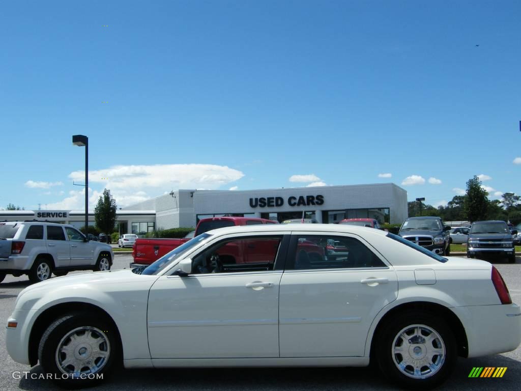 2005 300 C HEMI - Cool Vanilla / Dark Slate Gray/Light Graystone photo #2