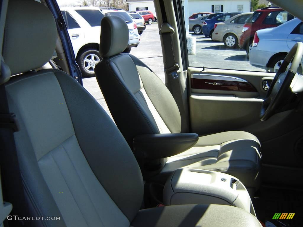 2007 Town & Country Touring - Marine Blue Pearl / Dark Khaki/Light Graystone photo #12