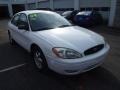 Vibrant White - Taurus SE Sedan Photo No. 4