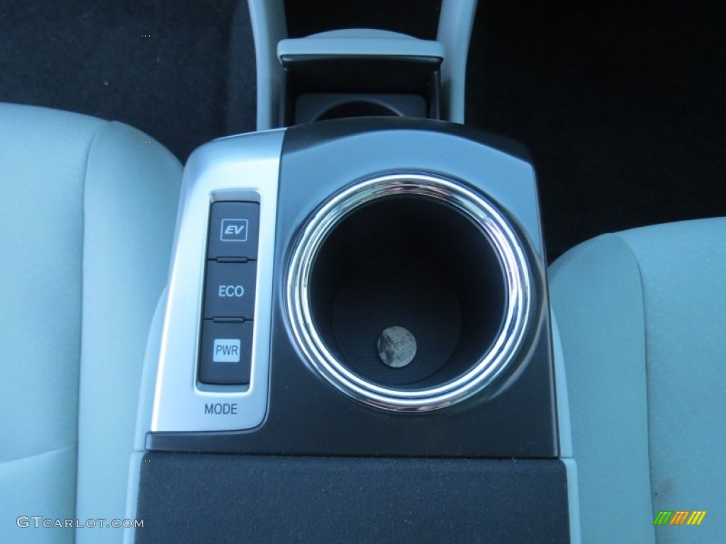 2013 Prius v Three Hybrid - Magnetic Gray Metallic / Misty Gray photo #29