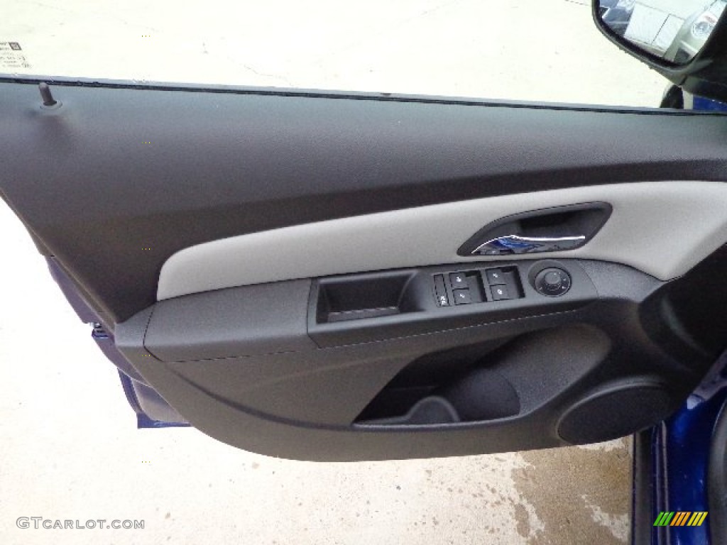 2013 Cruze LS - Blue Topaz Metallic / Jet Black/Medium Titanium photo #15