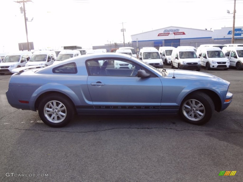 2006 Mustang V6 Deluxe Coupe - Windveil Blue Metallic / Dark Charcoal photo #4