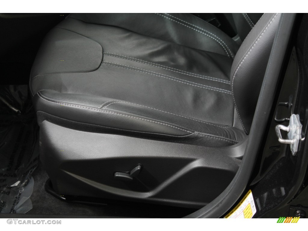 2012 Focus Titanium 5-Door - Tuxedo Black Metallic / Charcoal Black Leather photo #20