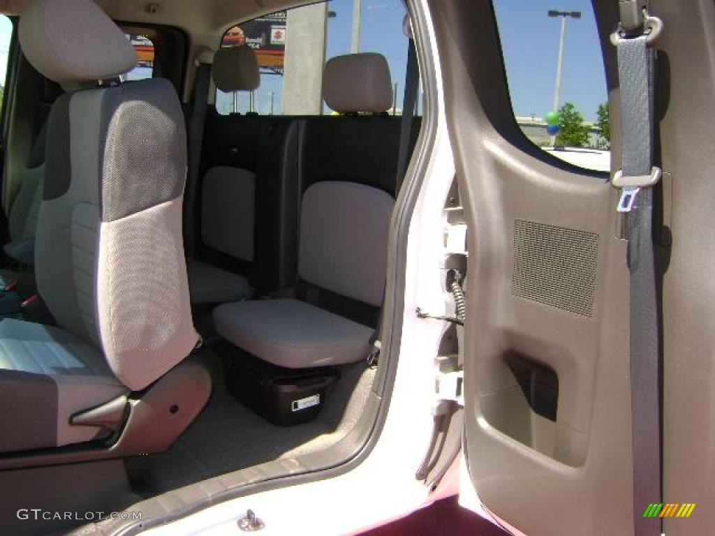 2009 Equator Extended Cab - Glacier White / Graphite photo #19