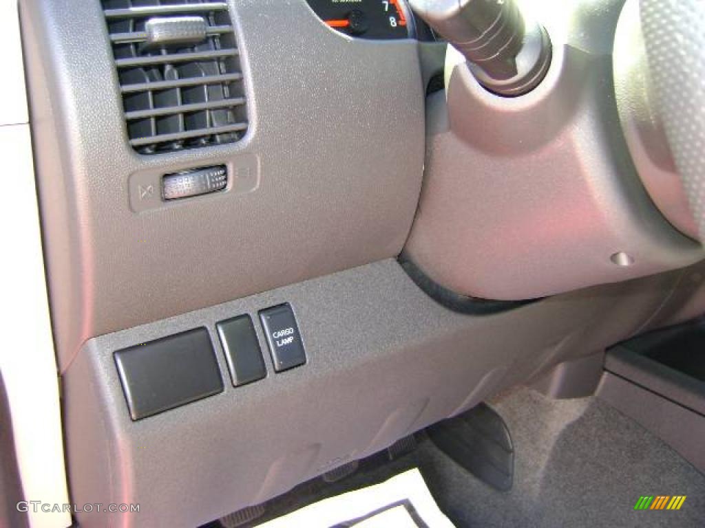 2009 Equator Extended Cab - Glacier White / Graphite photo #27