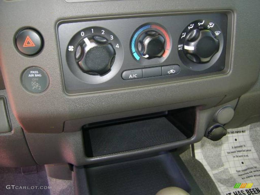2009 Equator Extended Cab - Glacier White / Graphite photo #32