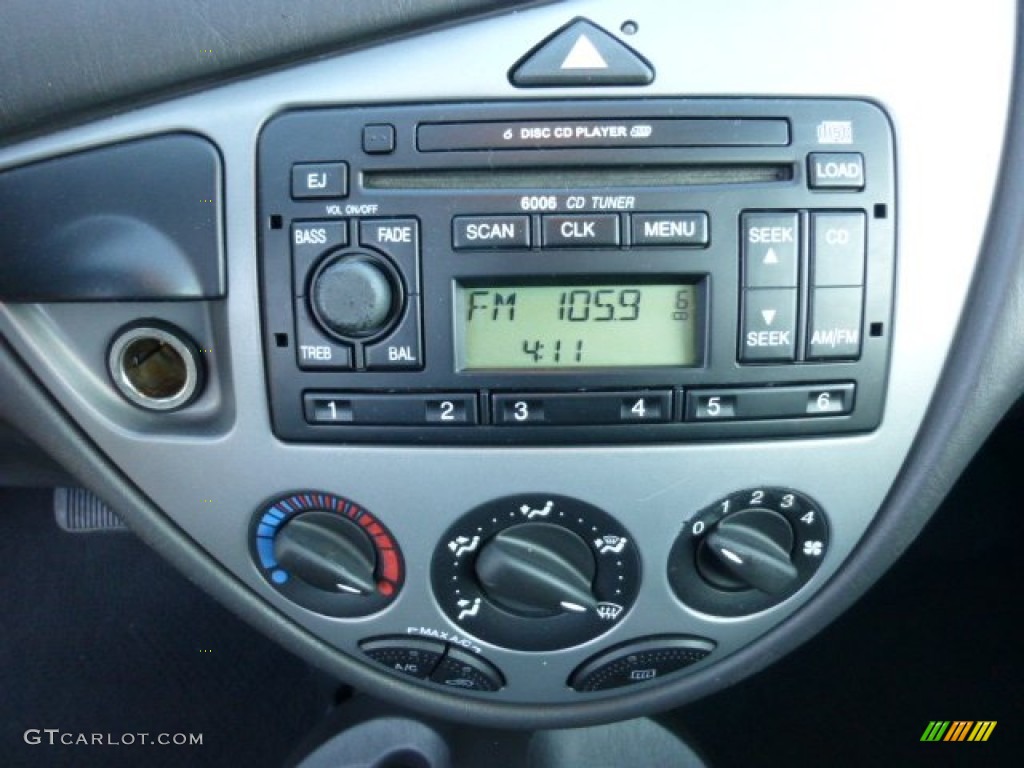 2004 Ford Focus ZX3 Coupe Controls Photos