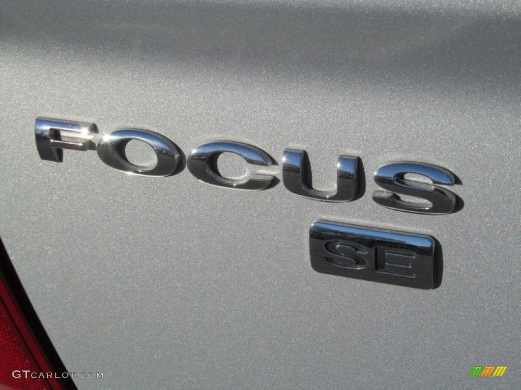 2005 Focus ZX4 SE Sedan - CD Silver Metallic / Dark Flint/Light Flint photo #8