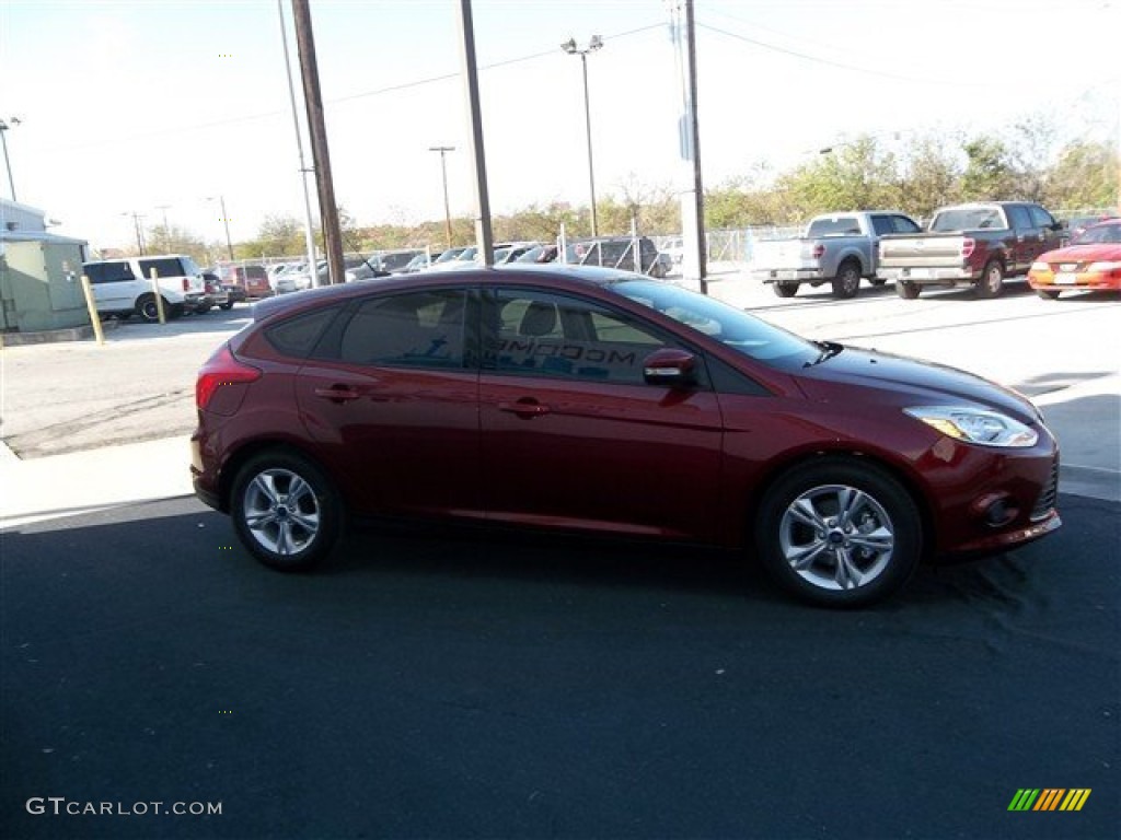 2013 Focus SE Hatchback - Ruby Red / Medium Light Stone photo #12