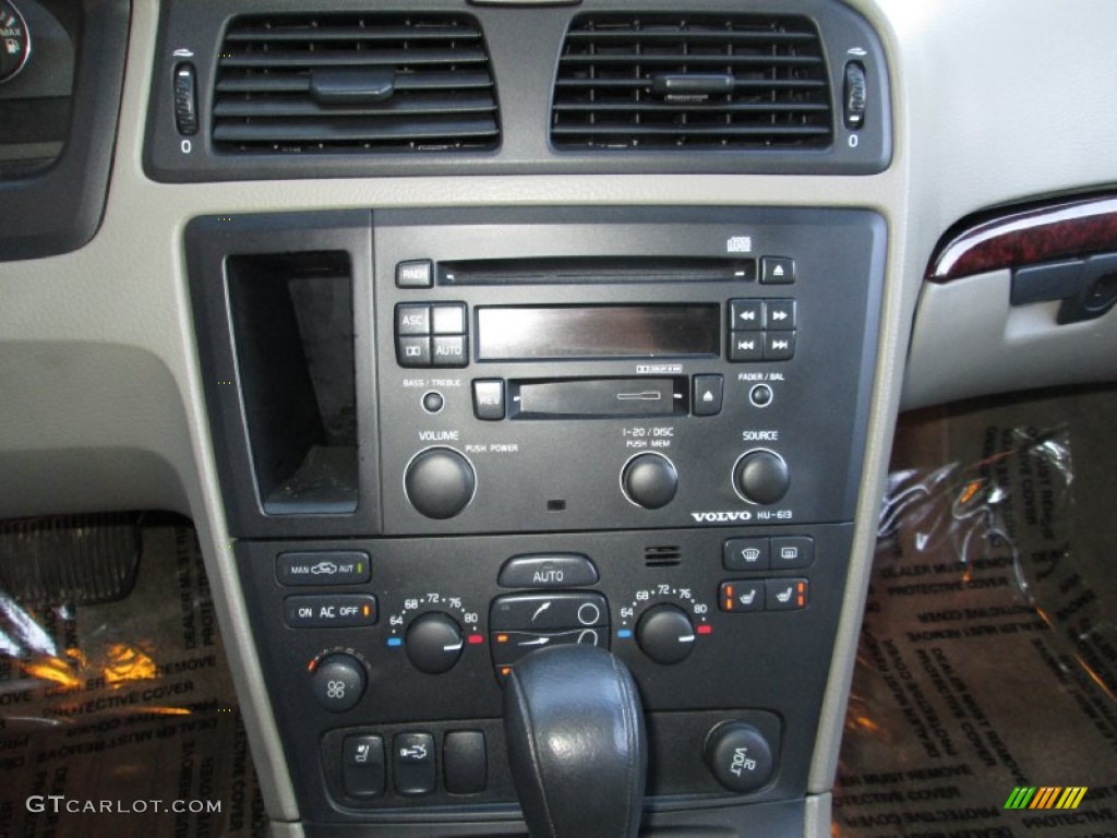 2004 Volvo S60 2.5T AWD Controls Photo #74794808