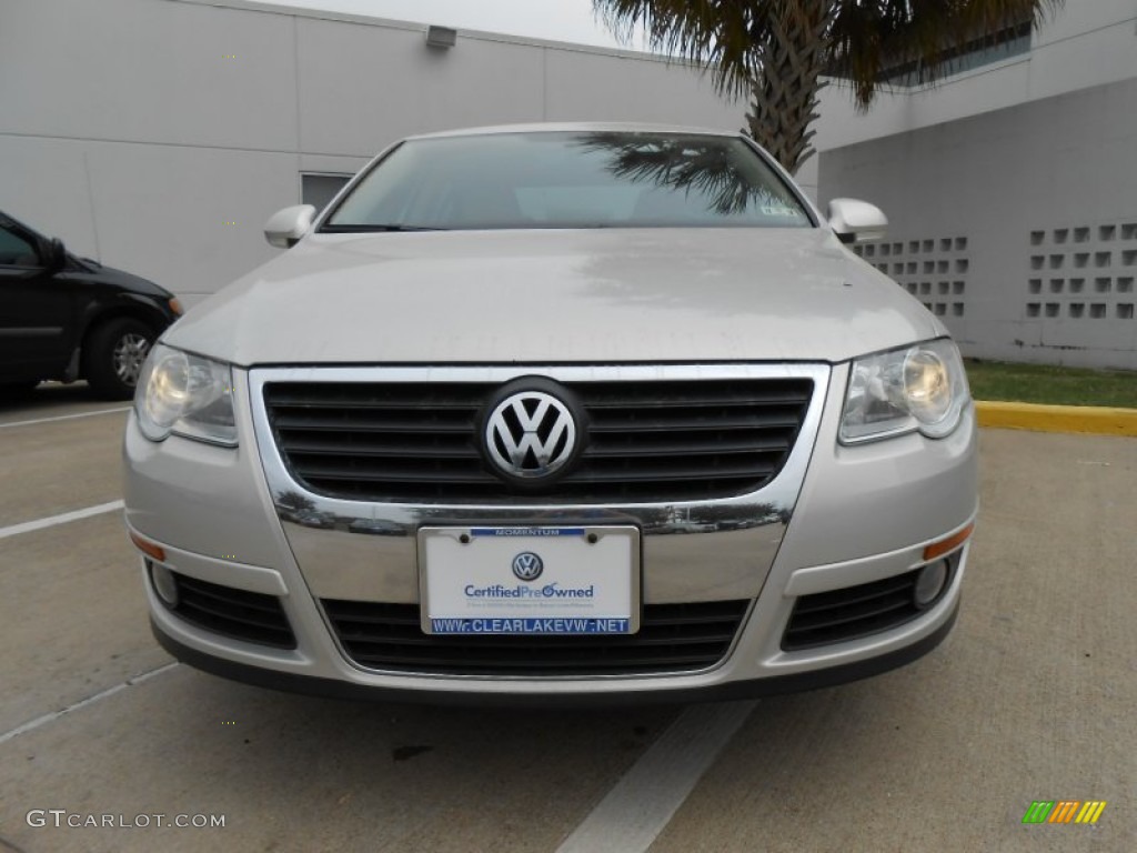 2010 Passat Komfort Sedan - White Gold Metallic / Cornsilk Beige photo #2
