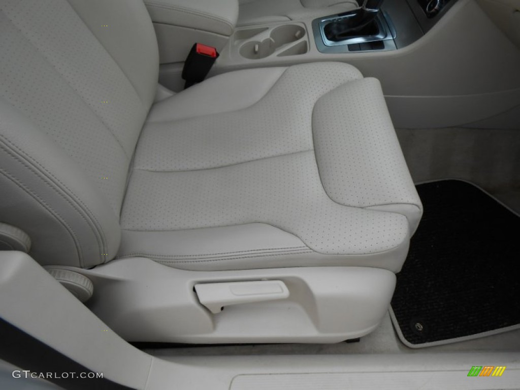 2010 Passat Komfort Sedan - White Gold Metallic / Cornsilk Beige photo #17