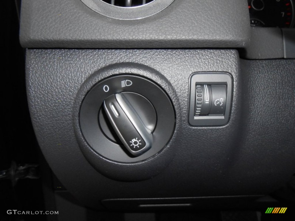 2013 Volkswagen Tiguan S Controls Photo #74801687