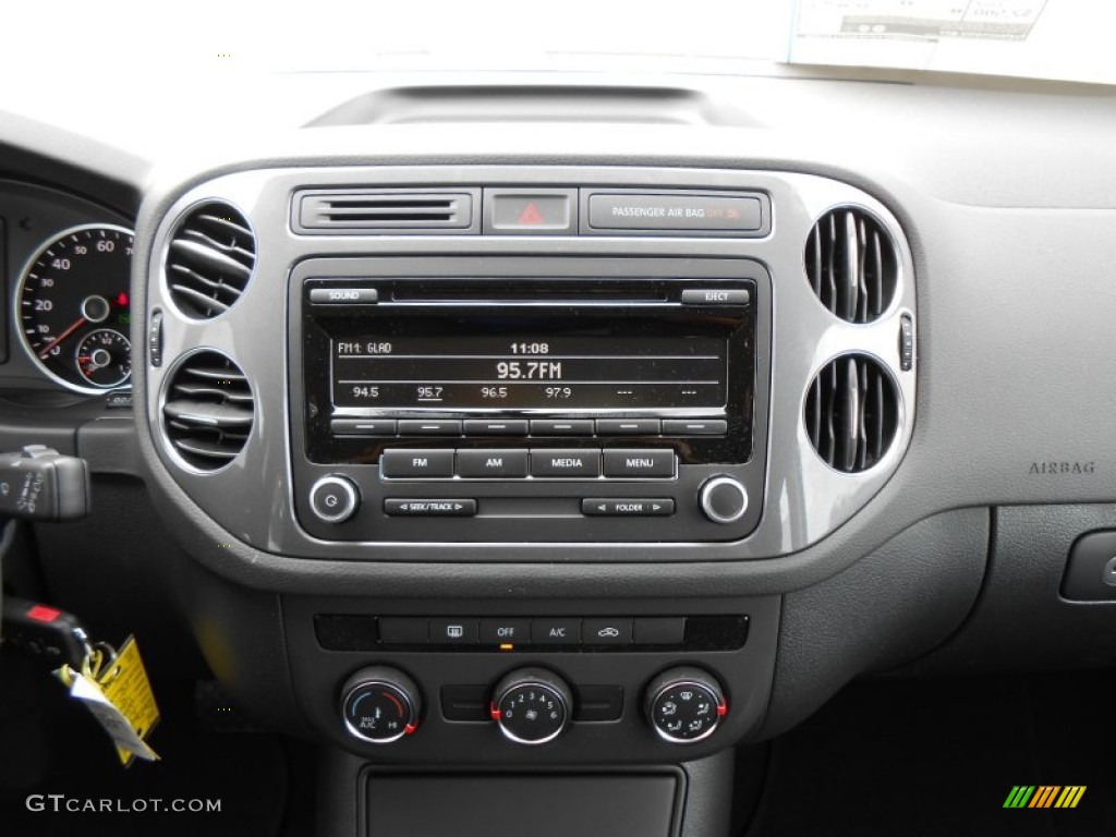 2013 Volkswagen Tiguan S Controls Photo #74802680