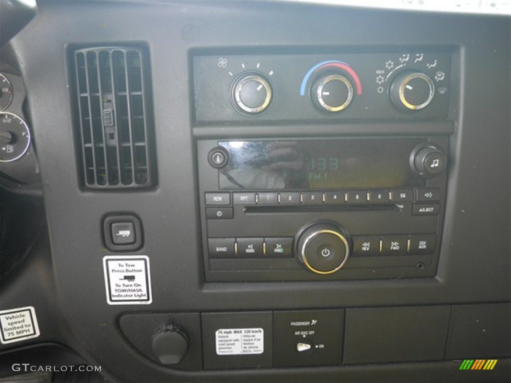 2009 GMC Savana Cutaway 3500 Commercial Moving Truck Controls Photo #74809124