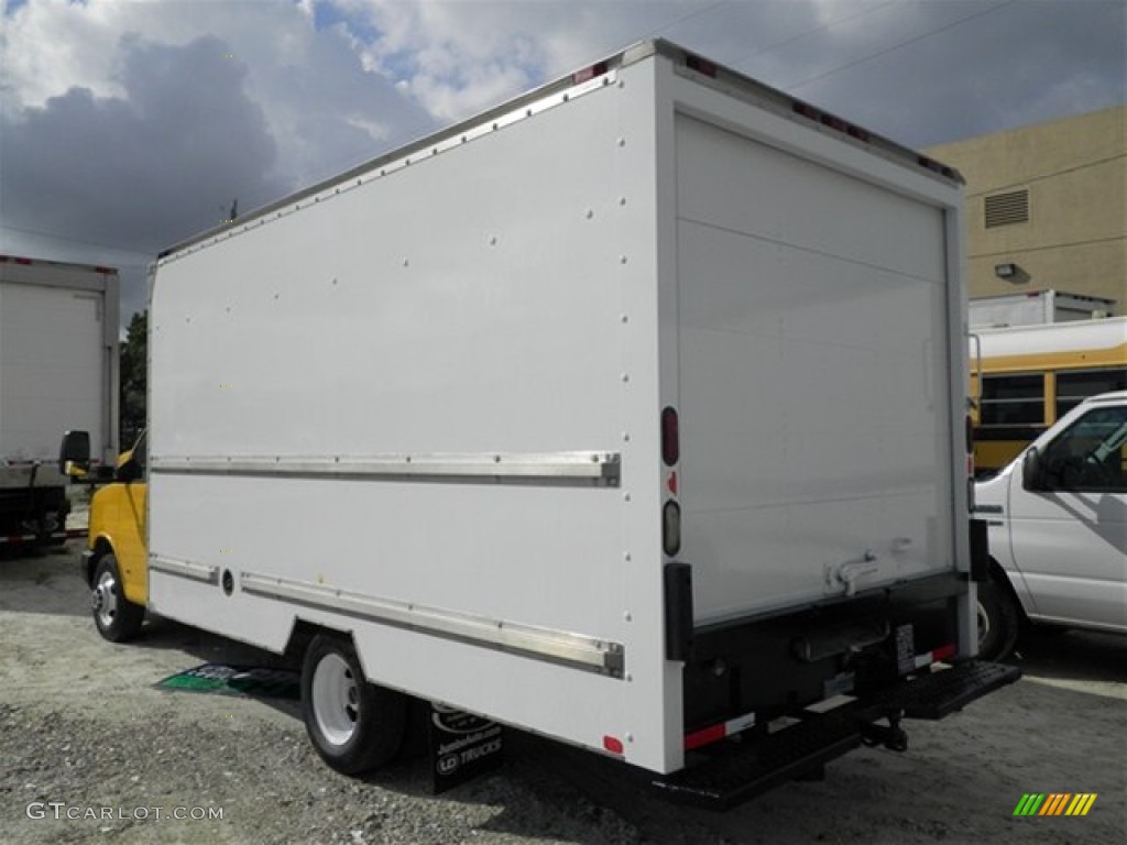 Yellow 2004 GMC Savana Cutaway 3500 Commercial Moving Truck Exterior Photo #74810751