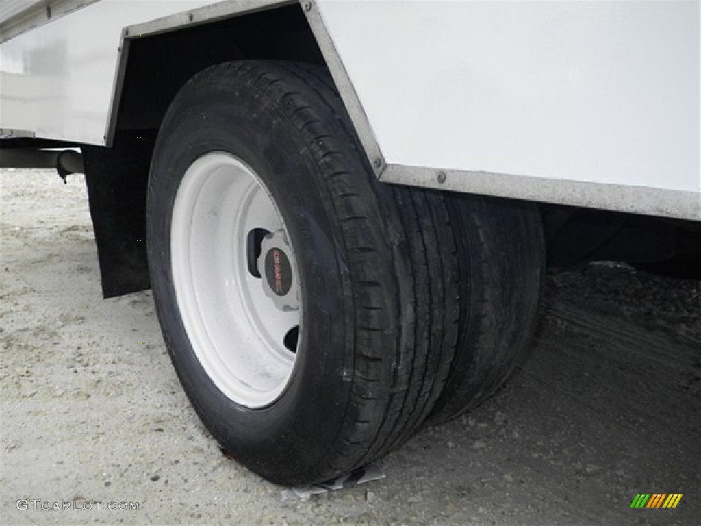 2004 GMC Savana Cutaway 3500 Commercial Moving Truck Wheel Photo #74810903