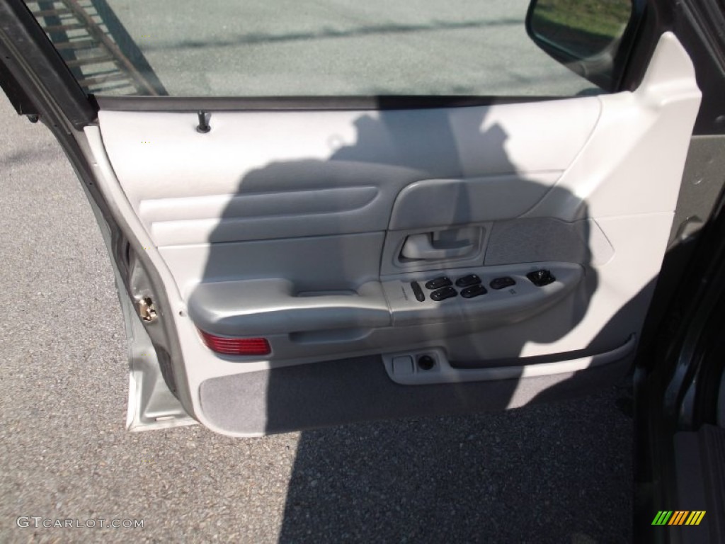 2000 Crown Victoria Sedan - Medium Grey Metallic / Light Graphite photo #13