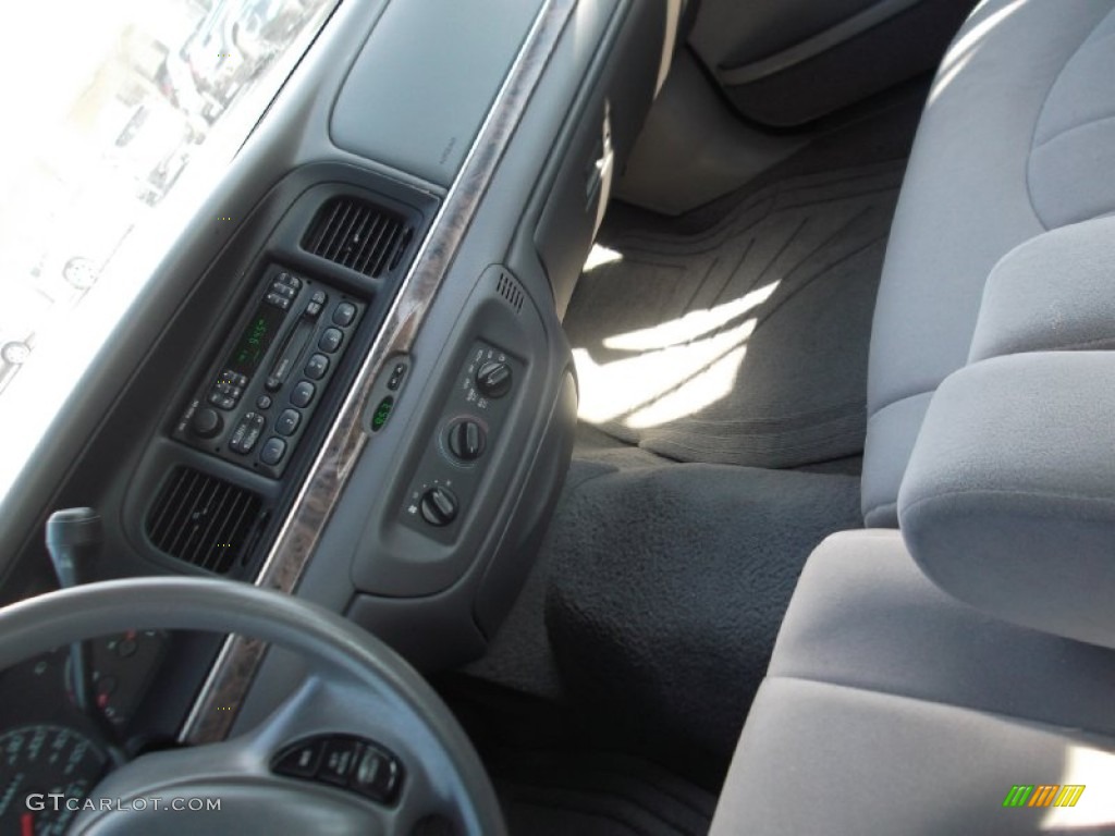 2000 Crown Victoria Sedan - Medium Grey Metallic / Light Graphite photo #20