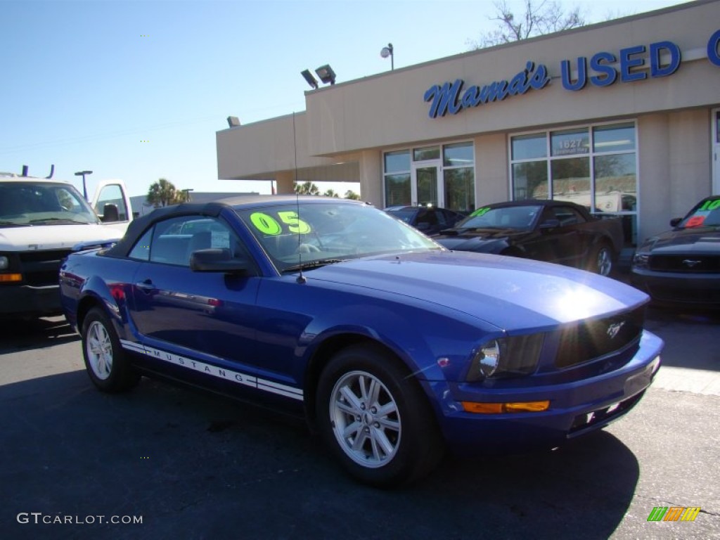 2005 Mustang V6 Deluxe Convertible - Sonic Blue Metallic / Light Graphite photo #2